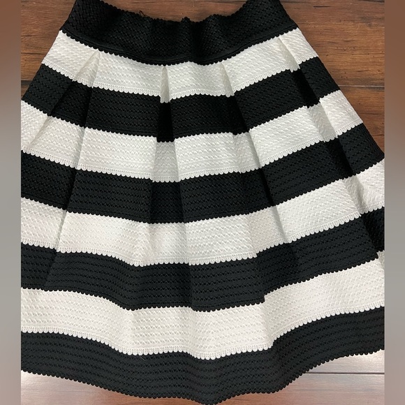 NWT - Express Striped Structured Stretch Pouf Skater Skirt - Size XS - Picture 3 of 8